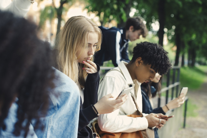 Zwei Jugendliche schauen auf ihr Smartphone