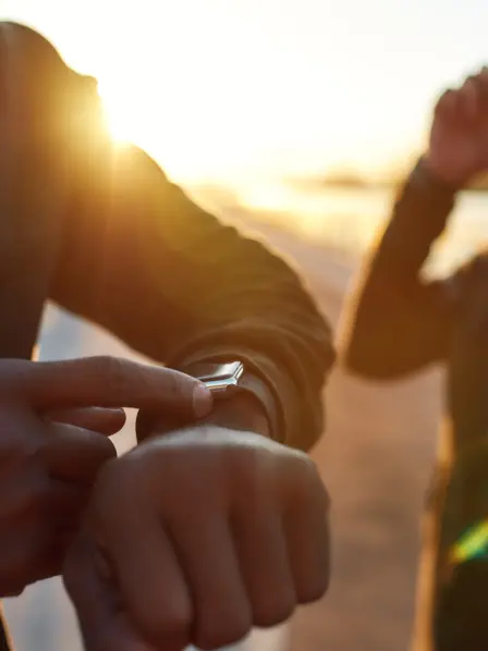 Junge Menschen nutzen Fitness-Apps im Sonnenuntergang