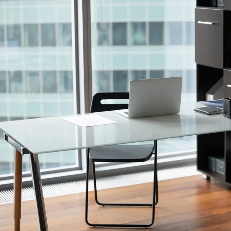 Leerer Arbeitsplatz mit aufgeklapptem Laptop