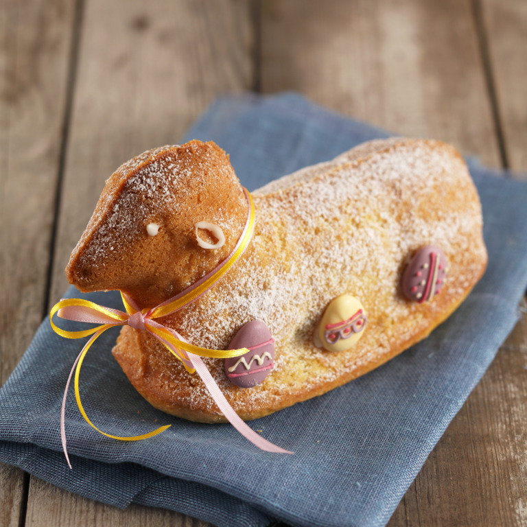 Veganes Osterlamm, fertig dekoriert auf einem Tisch