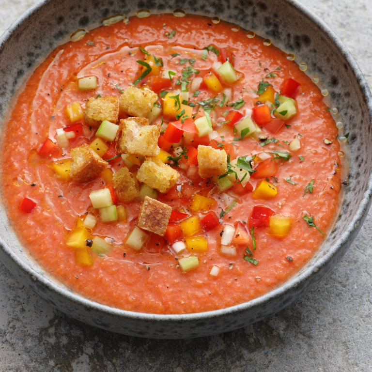 Spanische Gazpacho in Suppenschüssel serviert