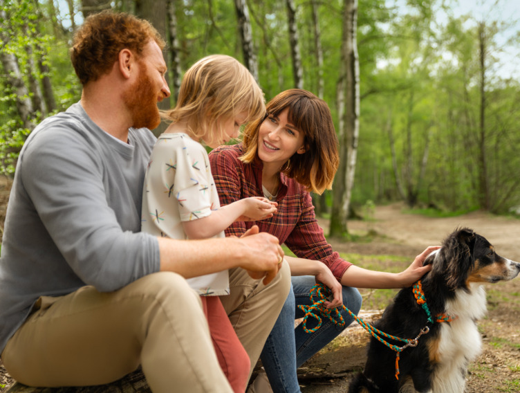 Familie mit Hund am Seeufer