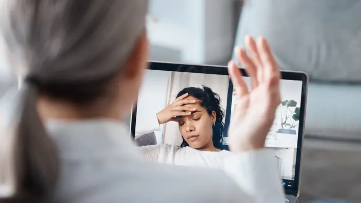 Eine Person sitzt vor dem Laptop und ist verzweifelt