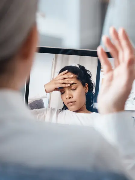 Eine Person sitzt vor dem Laptop und ist verzweifelt