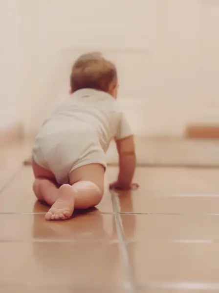 Baby krabbelt am Boden 
