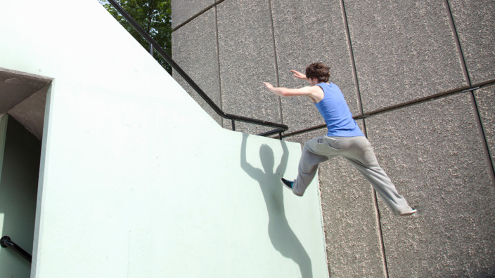Mann macht im urbanen Umfeld Parcours