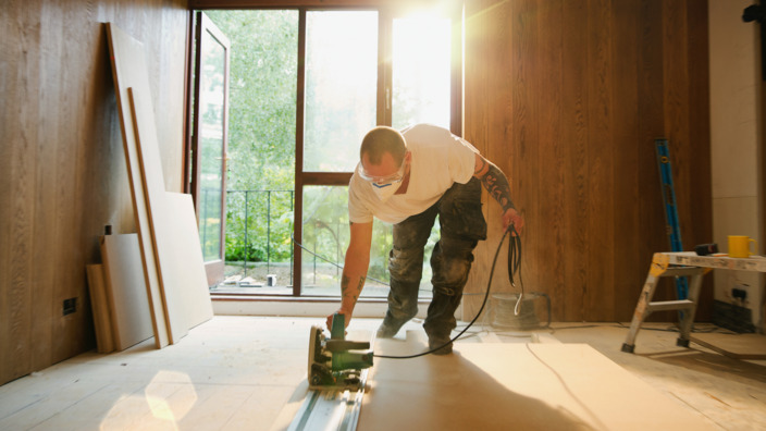 Handwerker mit angestrengtem Rücken