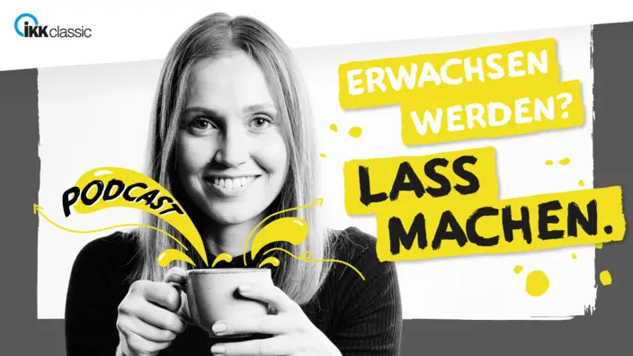 Vivi hält eine Tasse in beiden Händen und lächelt. 