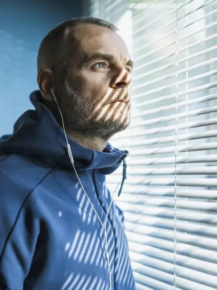 Mann ist häuslicher Quarantäne