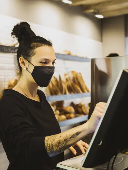  Bäckereiverkäuferin an der Kasse