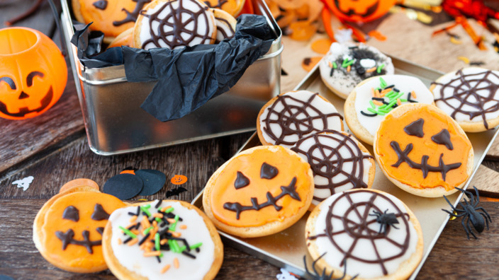 Vegane Amerikaner mit Halloween-Deko