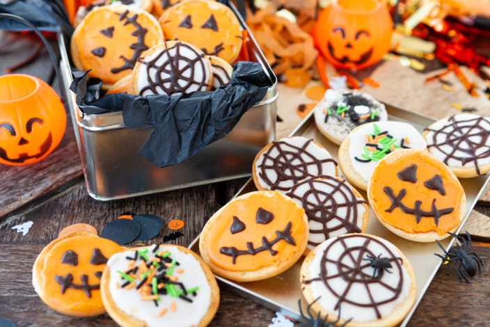 Vegane Amerikaner mit diversen Halloween-Verzierungen.