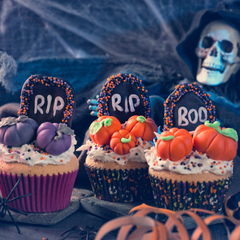 Vegane Muffins mit Halloween-Verzierung.