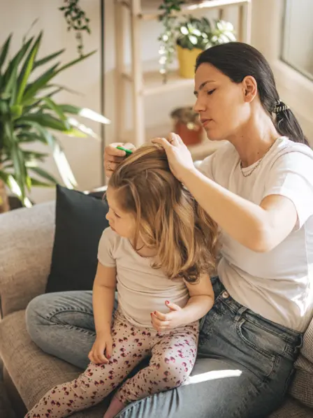 Mutter entlaust ihre Tochter zuhause auf der Couch
