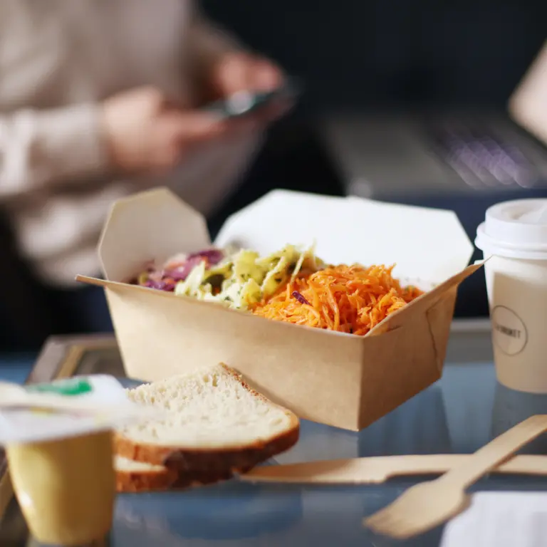 Tisch mit Take-away Essen