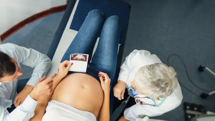 schwangere Frau bei der Vorsorgeuntersuchung