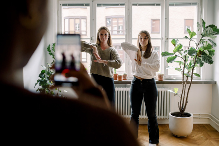 Zwei junge Frauen Tanzen vor der Handykamera