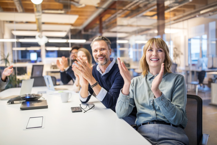 Team applaudiert im Meeting