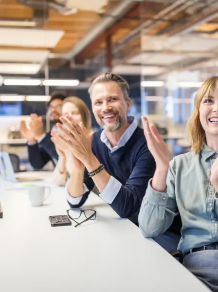 Team applaudiert im Meeting