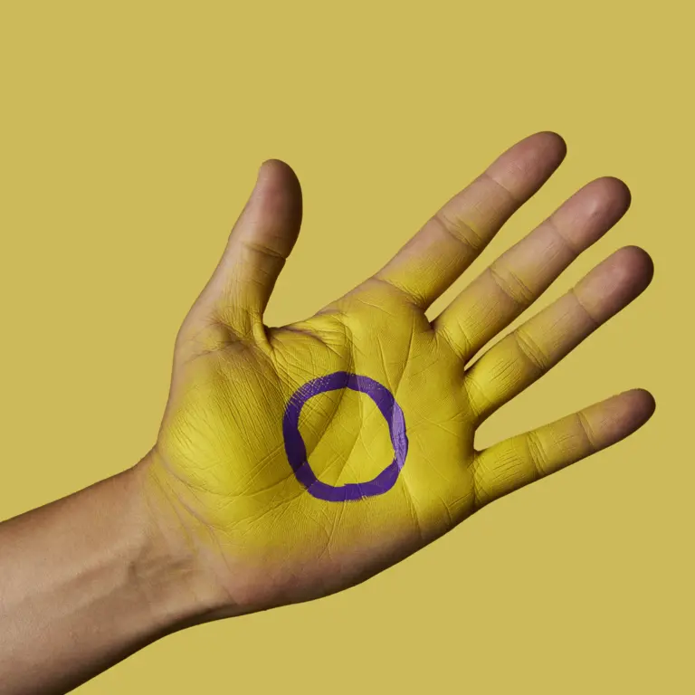 Intersexuelle Flagge auf Handfläche