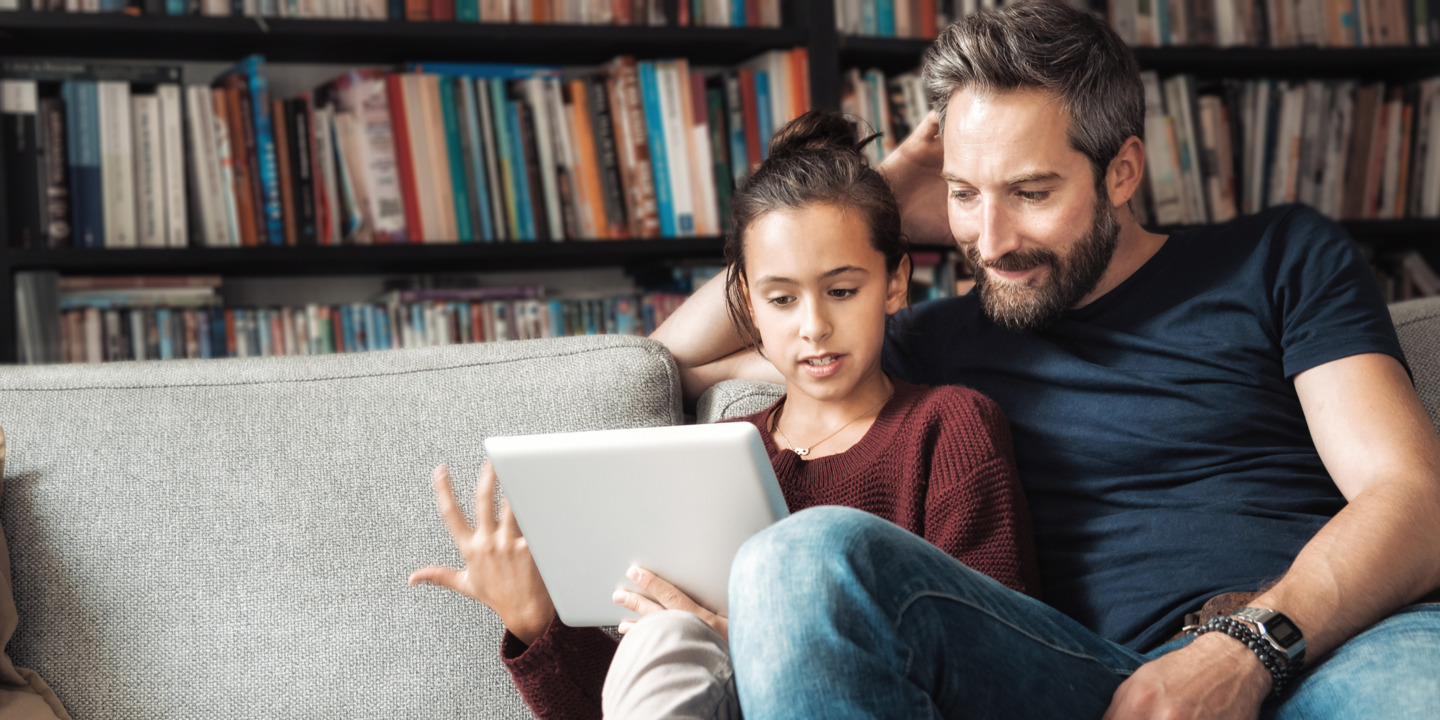 Vater mit Tochter üben am Tablet