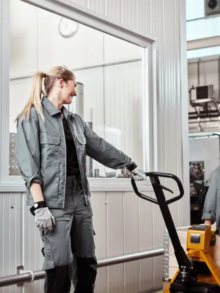 Zwei Frauen arbeiten zusammen in Lagerhalle.