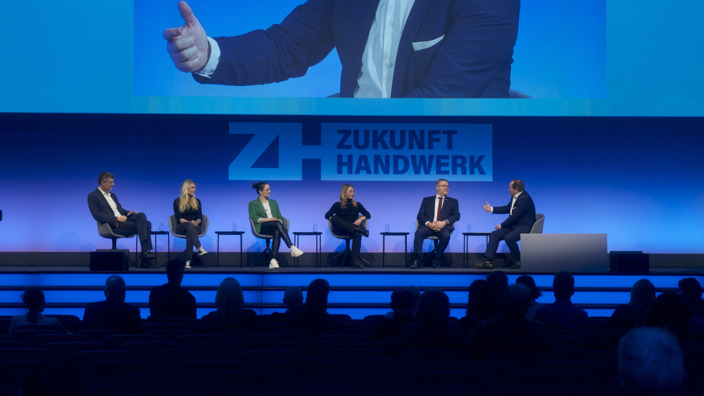 Speakerinnen und Speaker auf dem Panel mit Moderator Wolfram Kons.