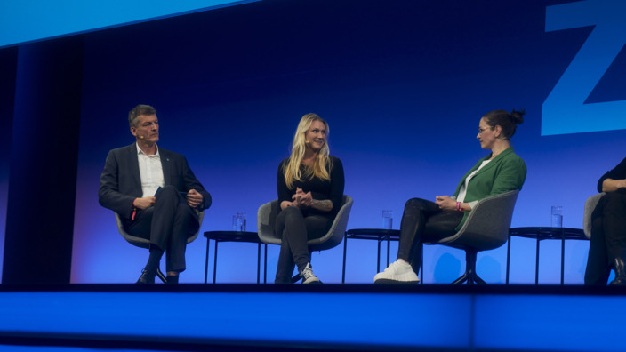 Frank Hippler, Luisa Buck und Kathrin Post-Isenberg (v.l.n.r.) auf dem Panel „Machen ist gesund. Warum das Handwerk glücklich macht.“