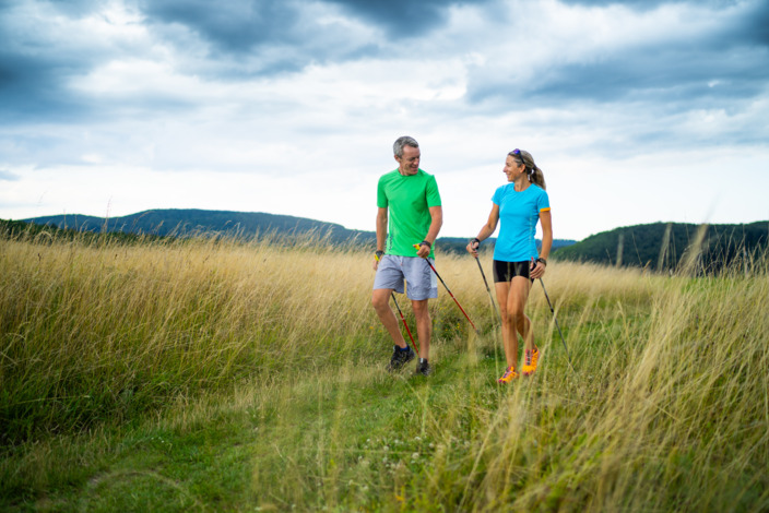 Mann und Frau beim Nordic Walking