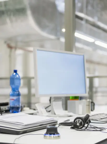 Computermonitor auf einem Büroschreibtisch eines Unternehmens