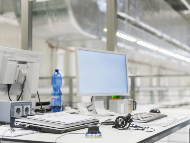 Schreibtisch mit Computerbildschirm in einem Betrieb