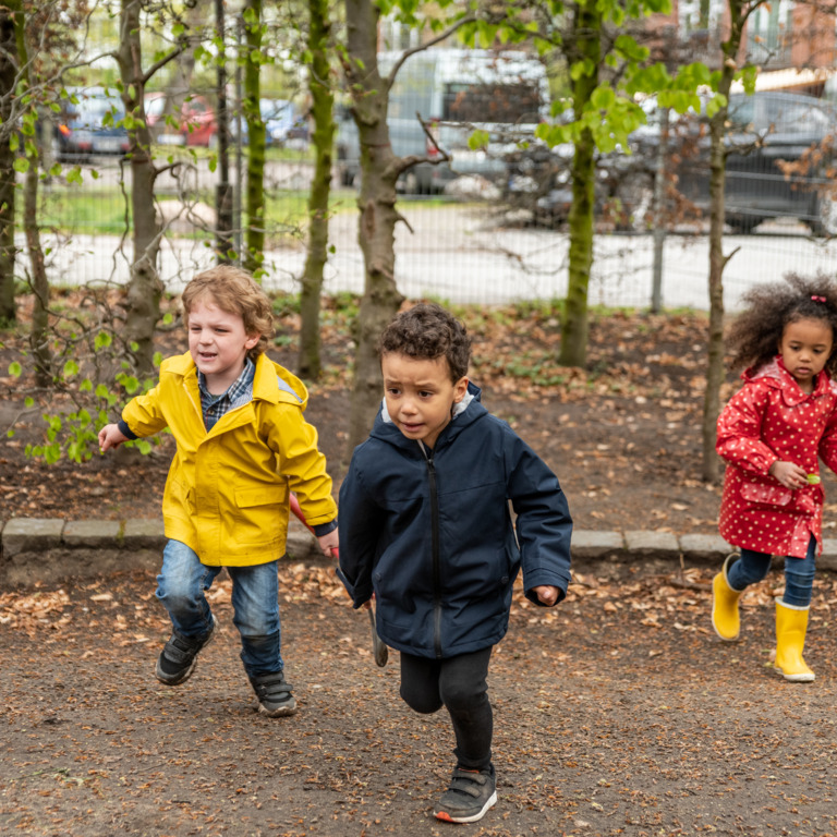 Kindergartenkinder beim Toben draußen