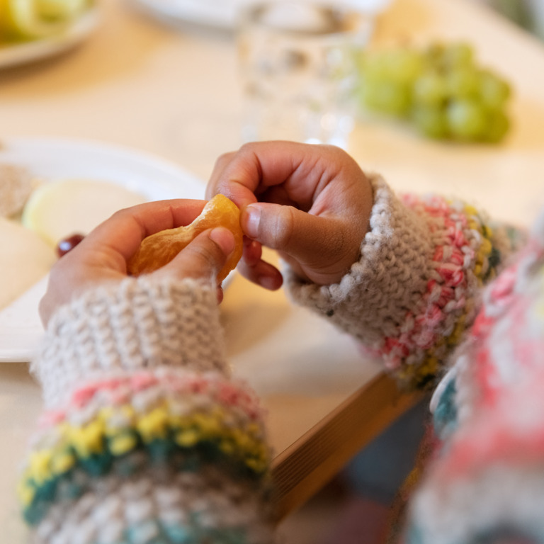 Kindergartenkind beim Zubereiten einer Mahlzeit