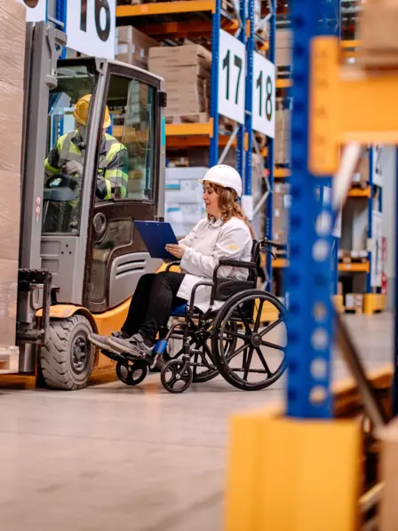 Behinderte Mitarbeiterin im Rollstuhl