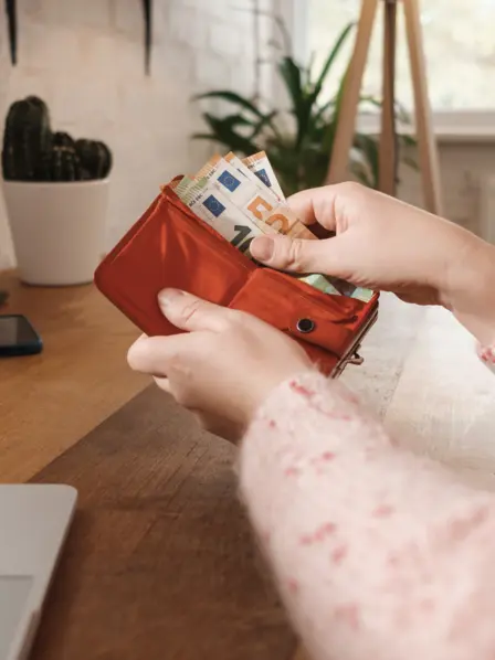 Hand öffnet Geldbörse
