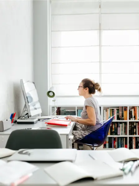 Frau sitzt im Home Office an ihrem Computer