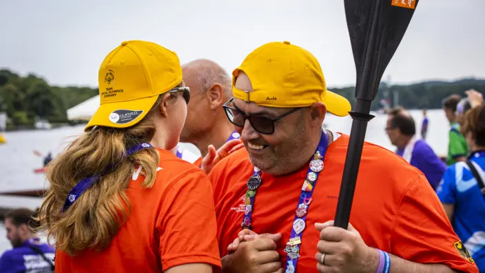 Sportler begrüßen sich.