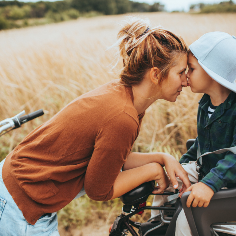 inniger Moment zwischen Mutter und Sohn während einer Radtour
