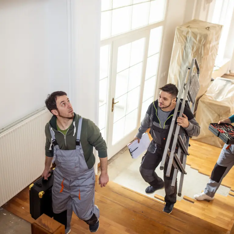 Handwerker bei einer Wohnungssanierung