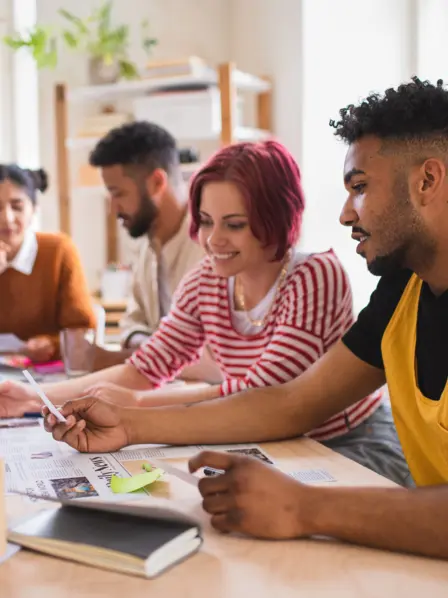 Gruppe Heranwachsender am Schreibtisch bei der Gruppenarbeit
