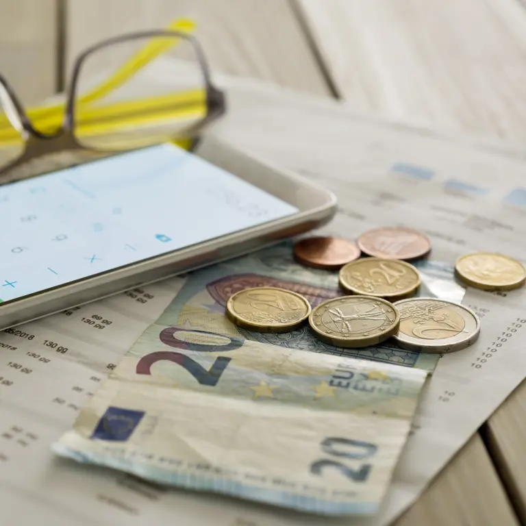 Geld und Rechnung auf einem Tisch