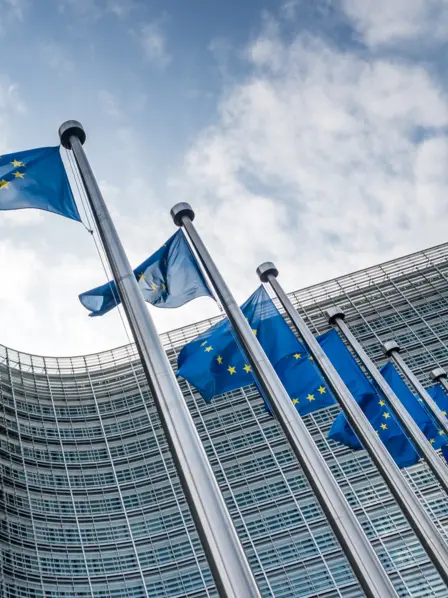 EU-Flaggen vor EU-Hauptsitz