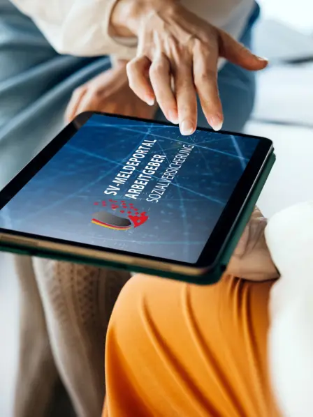 Frau erklärt etwas auf einem Tablet