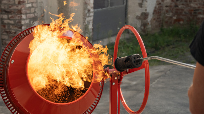 Feuer in einem Betonmischer.