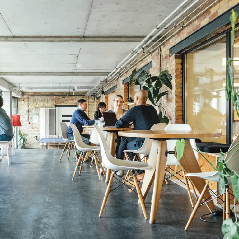 Mitarbeiter sitzen im Pausenraum eines Unternehmens