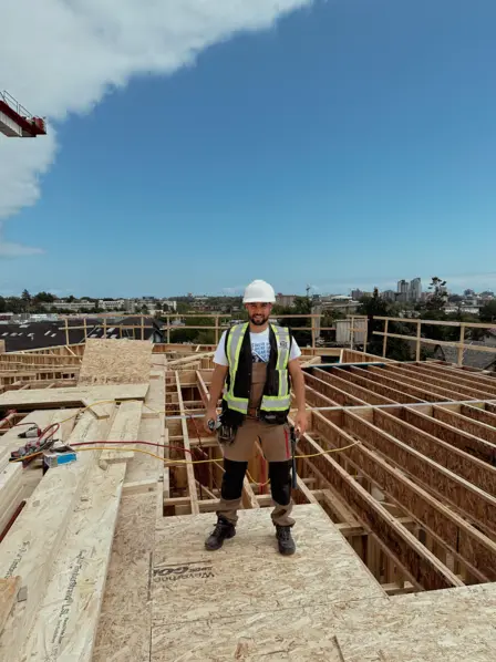 Tarek Legat, Mister Handwerk 2023, auf einer Baustelle in Kanada