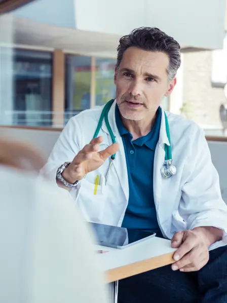 Arzt mit Patientin im Gespräch