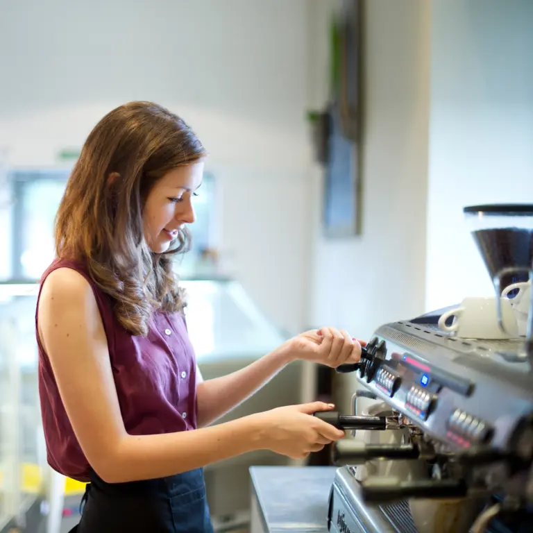 Junge Frau arbeitet in einem Cafe