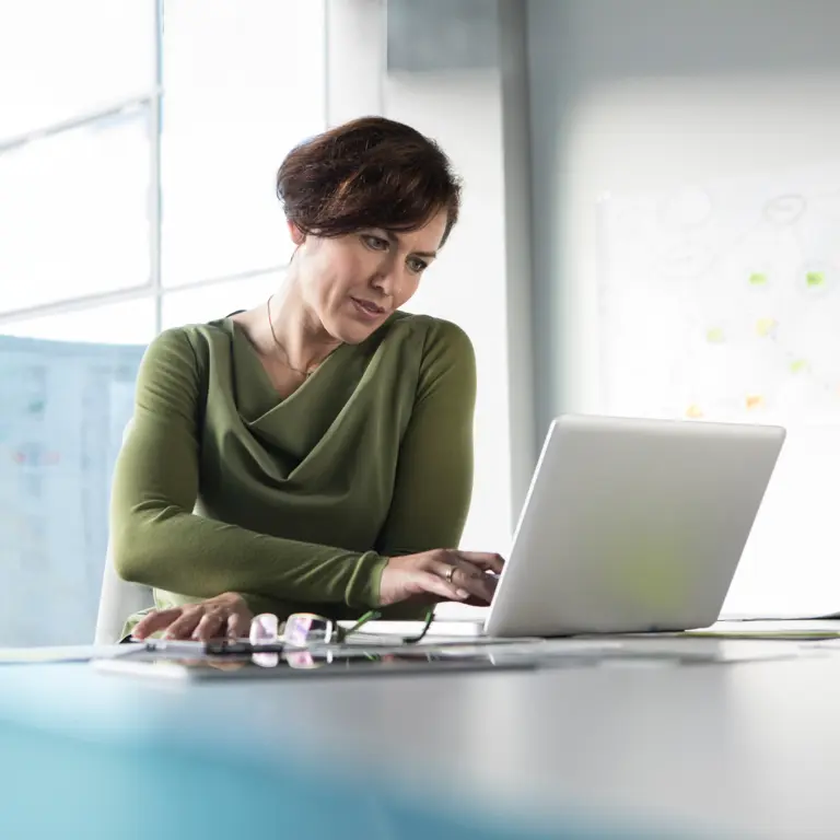 Frau sitzt am Laptop