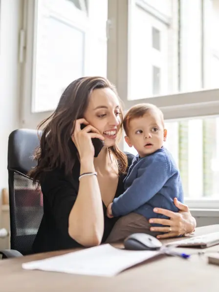 Mutter mit Baby beim Arbeiten